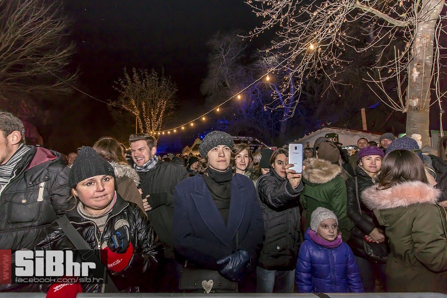 Advent_u_parku_koncert_Vatra_Si