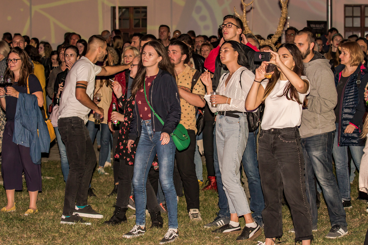Osijek, 3.10.2020. – Jučer je u Osijeku počeo drugi HeadOnEast festival. Cijeal Tvrđa pretvorial se u šarenu festivalsku pozornicu s brojnim zanimljivim sadržajima. Kako je bilo prve večeri pogledajte u našoj velikoj fotogaleriji [HeadOnEast 2020.]
