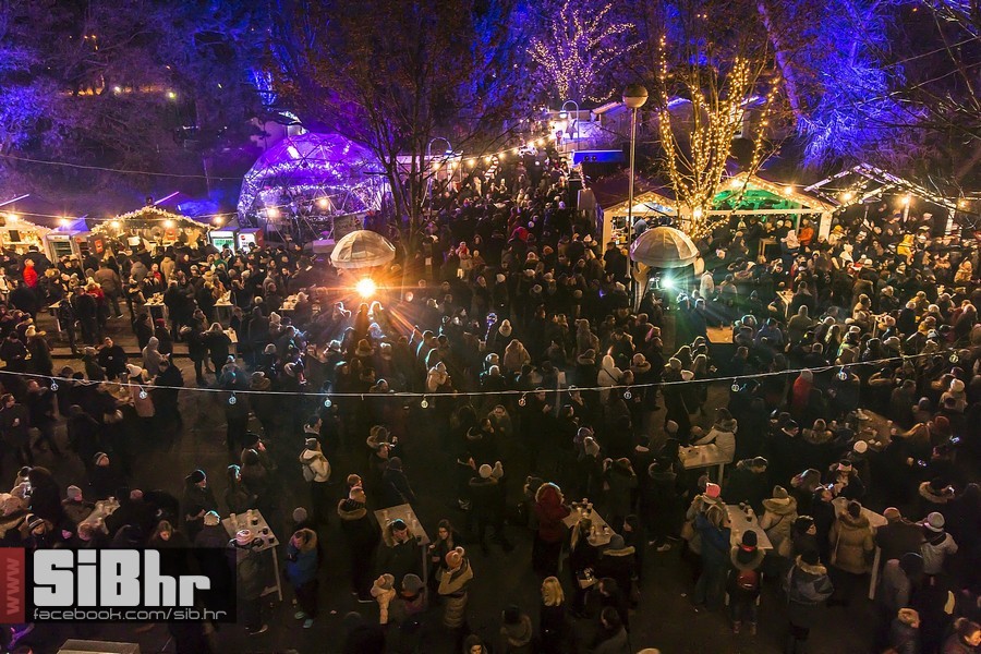 Advent_u_parku_koncert_Vatra_Si