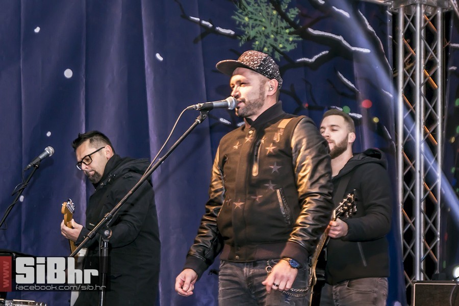 Advent_u_parku_koncert_Vatra_Si