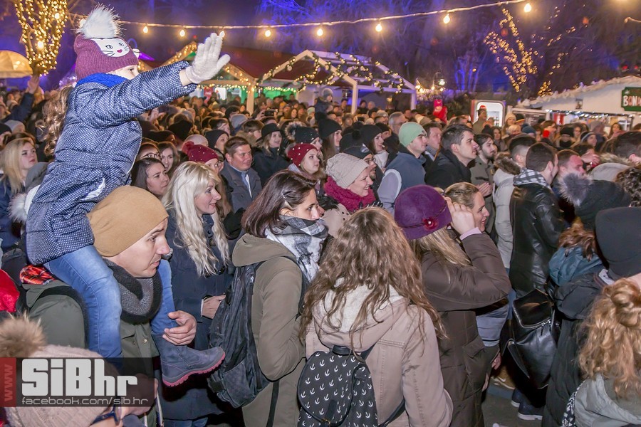 Advent_u_parku_koncert_Vatra_Si