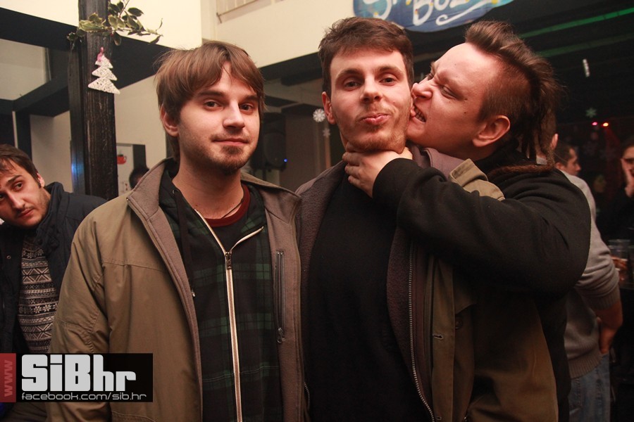 EXITexitIMG_541425122013251213