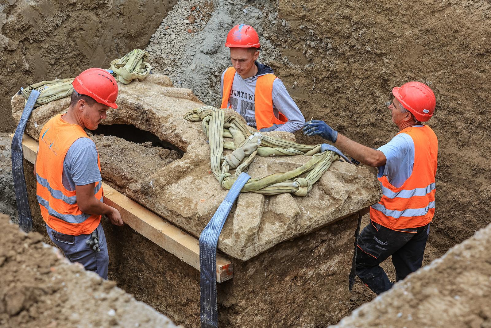 Iskopan rimski sarkofag pronađen u Vinkovcima