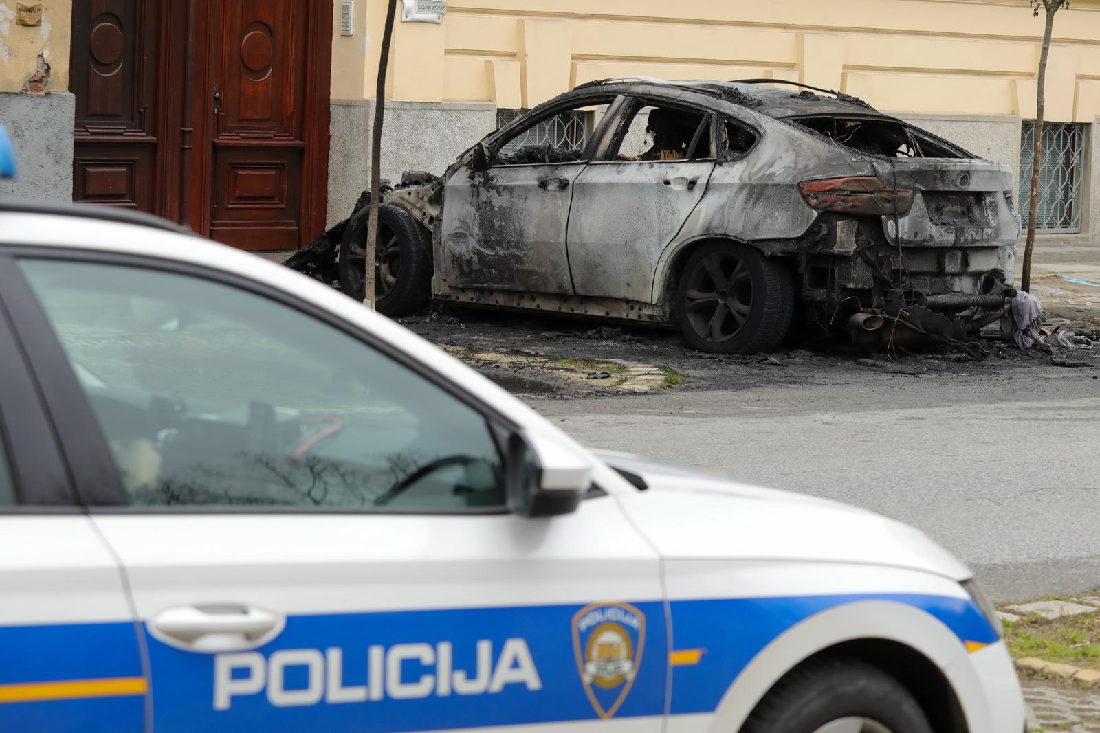 U centru Osijeka jutros izgorio BMW