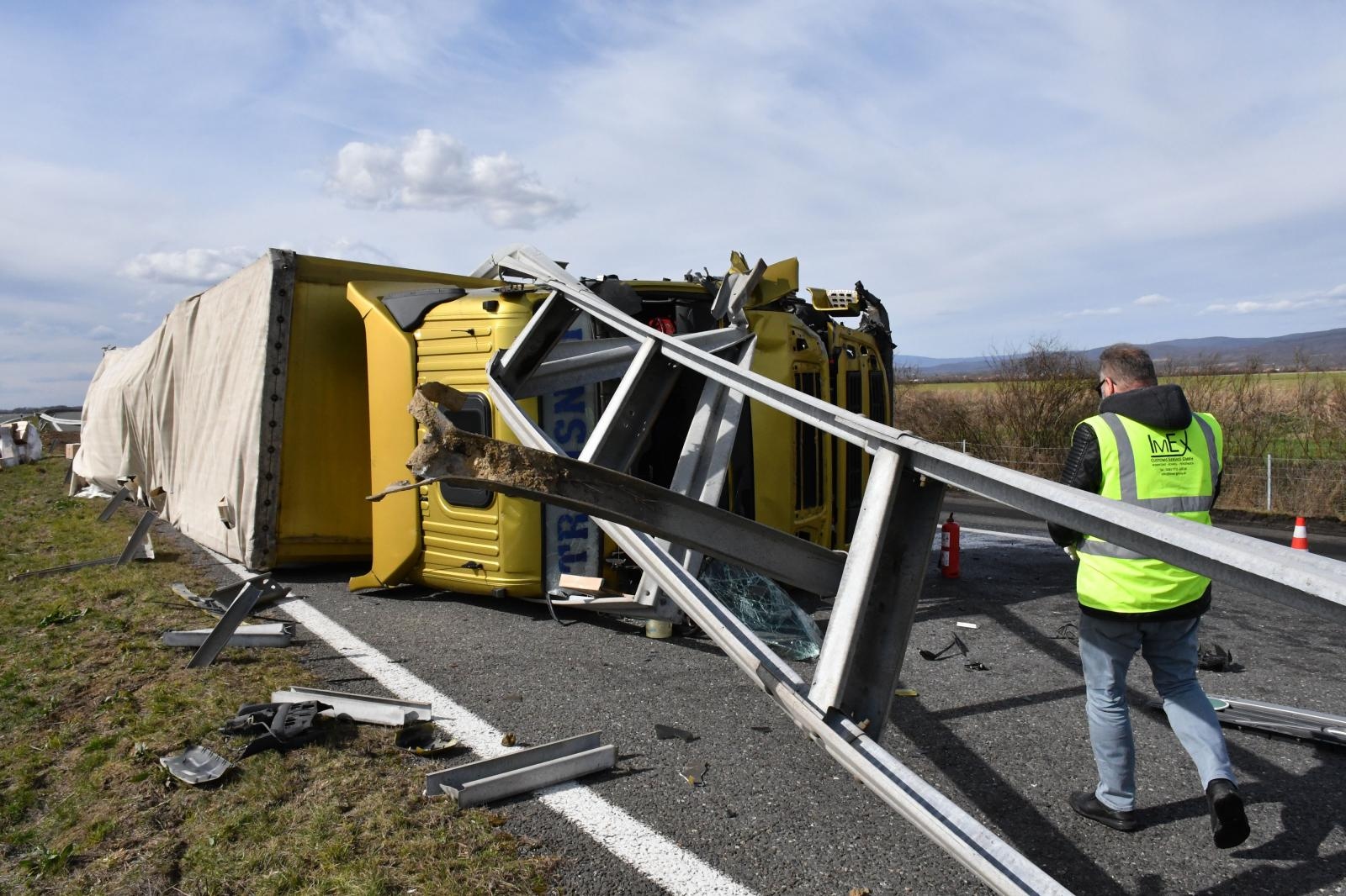 Kamion probio zaštitnu ogradu na autocesti A3