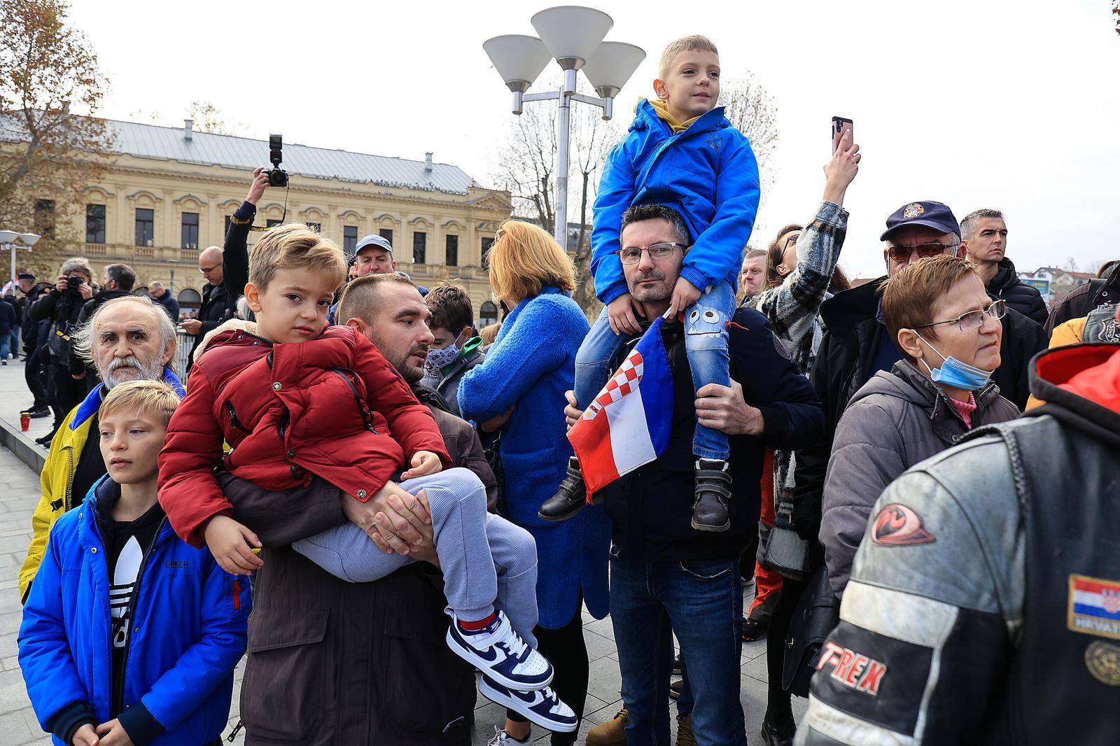 Nekoliko desetaka tisuća ljudi u vukovarskoj Koloni sjećanja