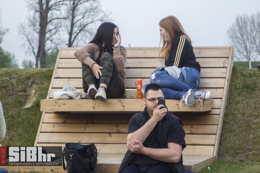 transgeneracijski_party_tvrdja_