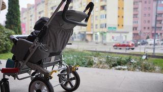 dijete dječja kolica roditelji