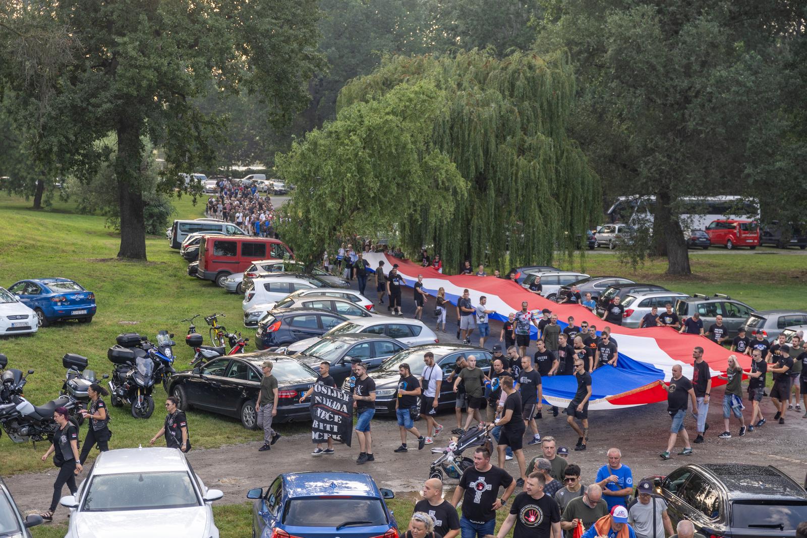 Svečanim mimohodom i bakljadom obilježen Dan osječkih banitelja Svečanim mimohodom i bakljadom obilježen Dan osječkih banitelja