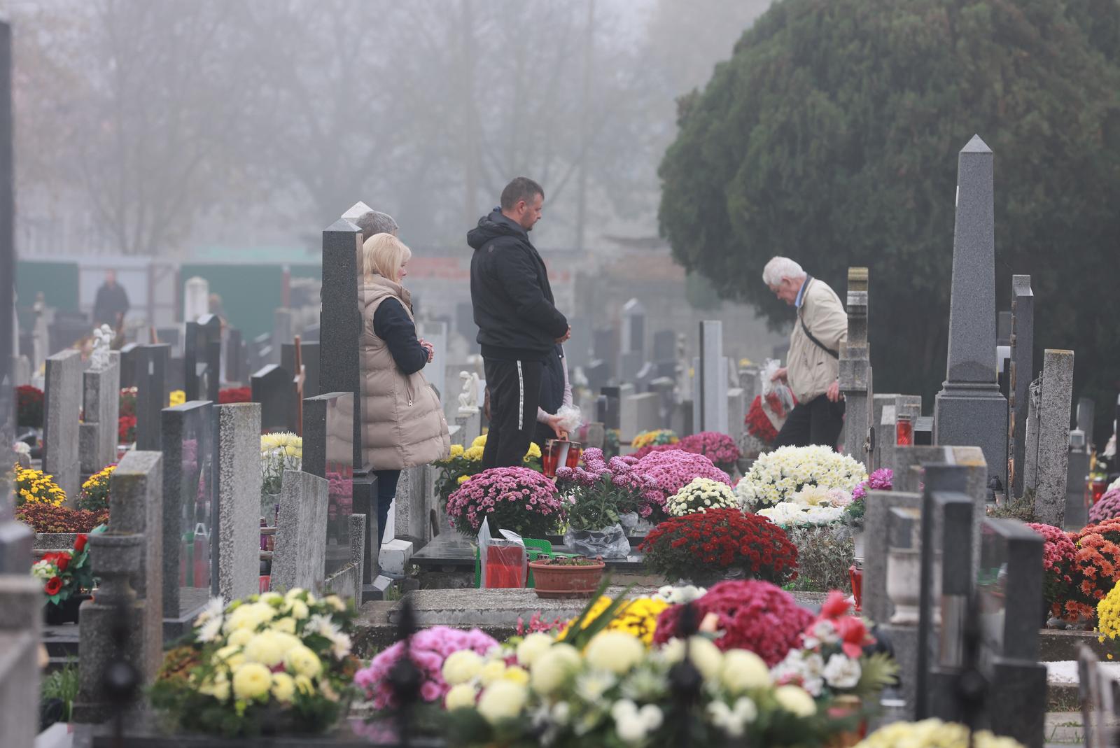 Osječani obilaze groblja