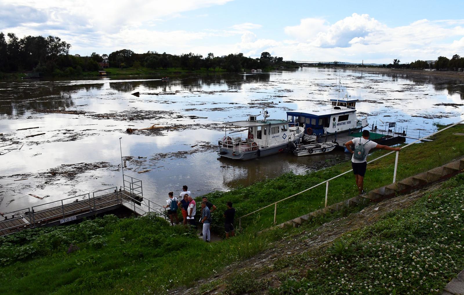 Otpad pluta rijekom Savom Otpad pluta rijekom Savom