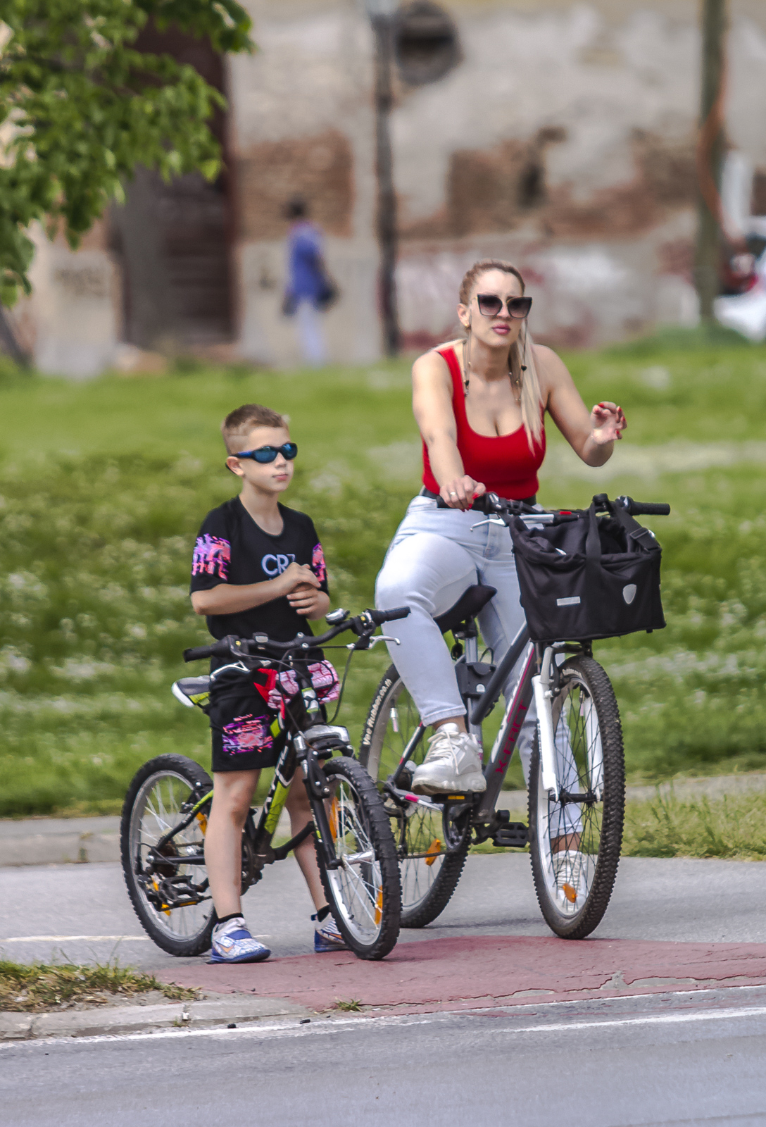 Na Sajmu antikviteta brojni izlagači umjetnina, posuđa, rukotvorina…