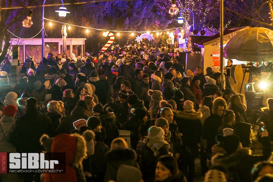 Advent_u_parku_koncert_Vatra_Si