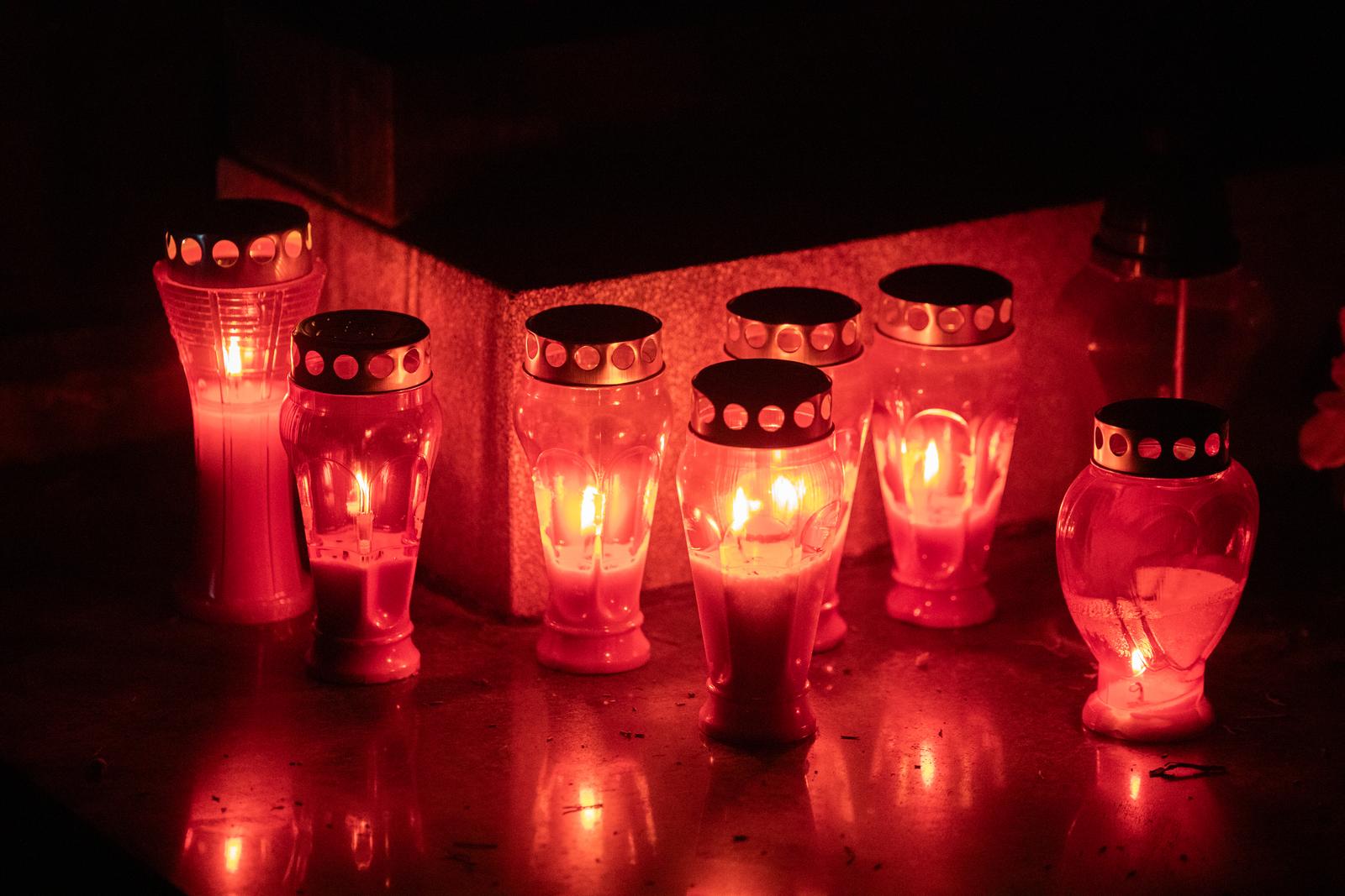 Paljenje svijeća na osječkom Groblju svete Ane