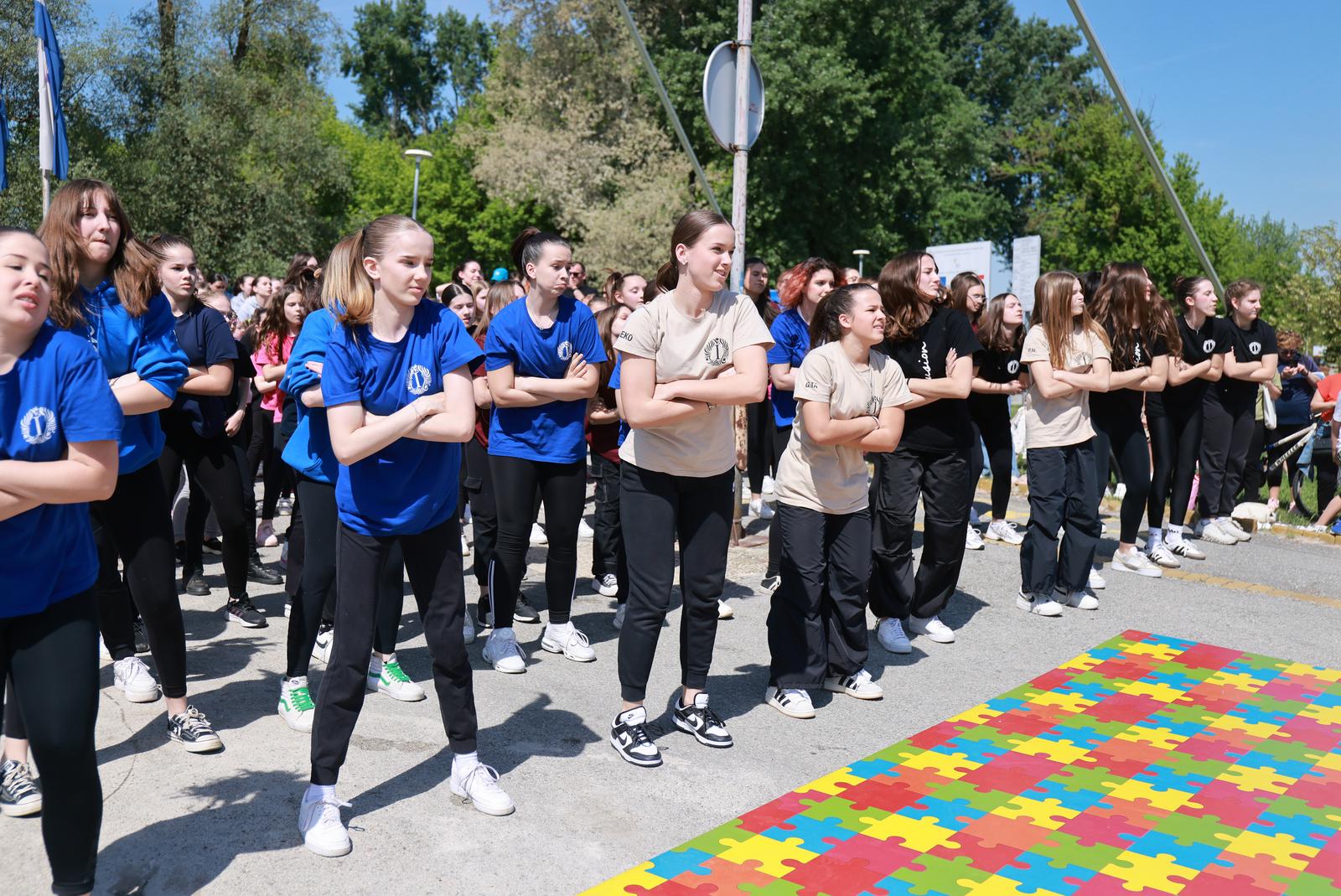 Osječani plešu u rim-tim-tagi-dim ritmu kod Pješačkog mosta