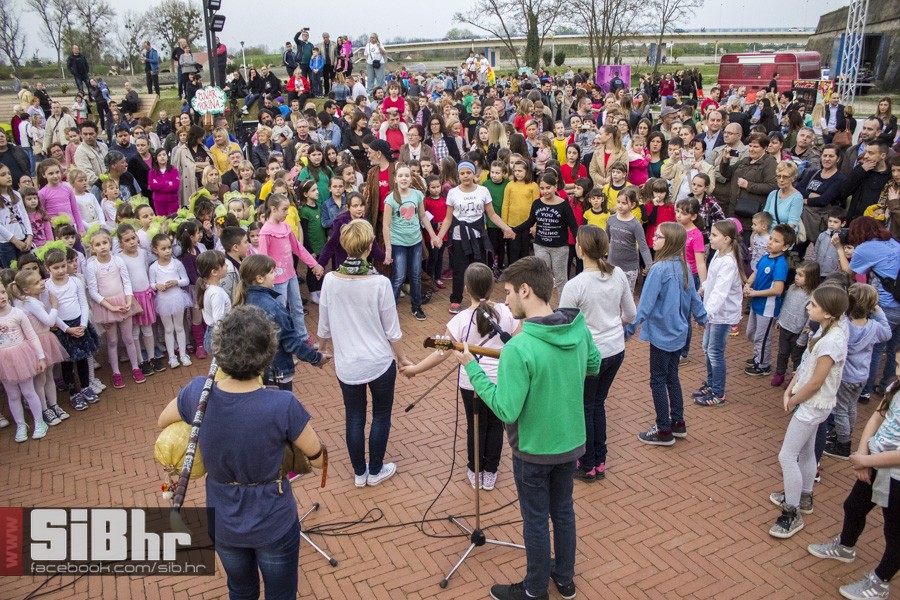 transgeneracijski_party_tvrdja_