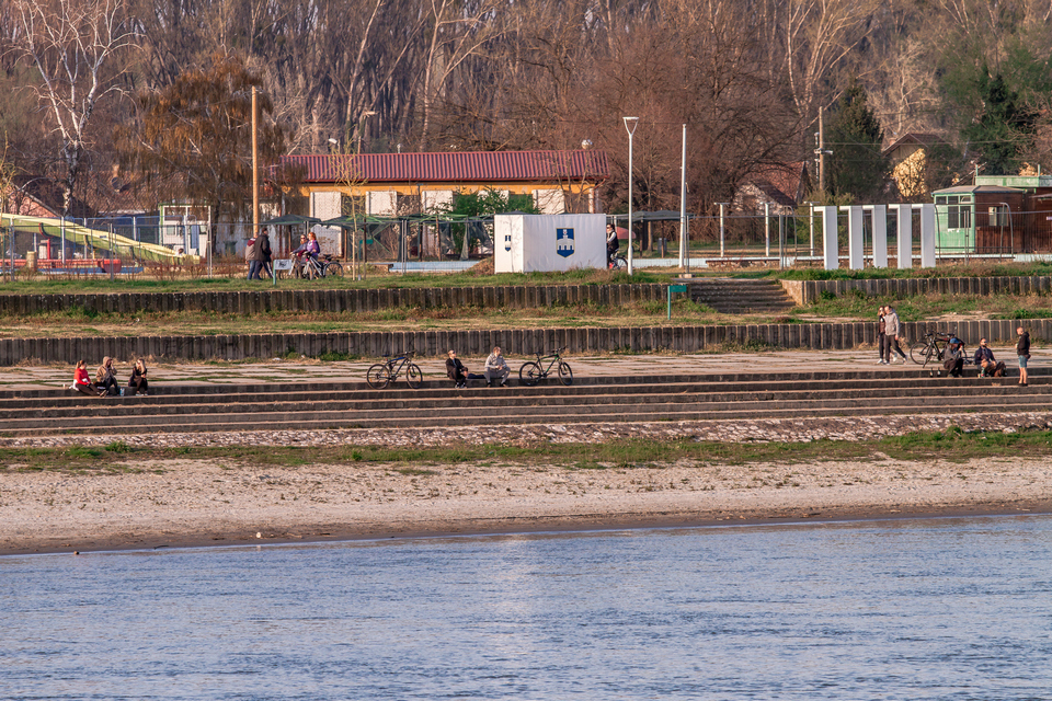 Promenada puna šetača: Zbog lijepog vremena Osječani zaboravili na koronavirus?