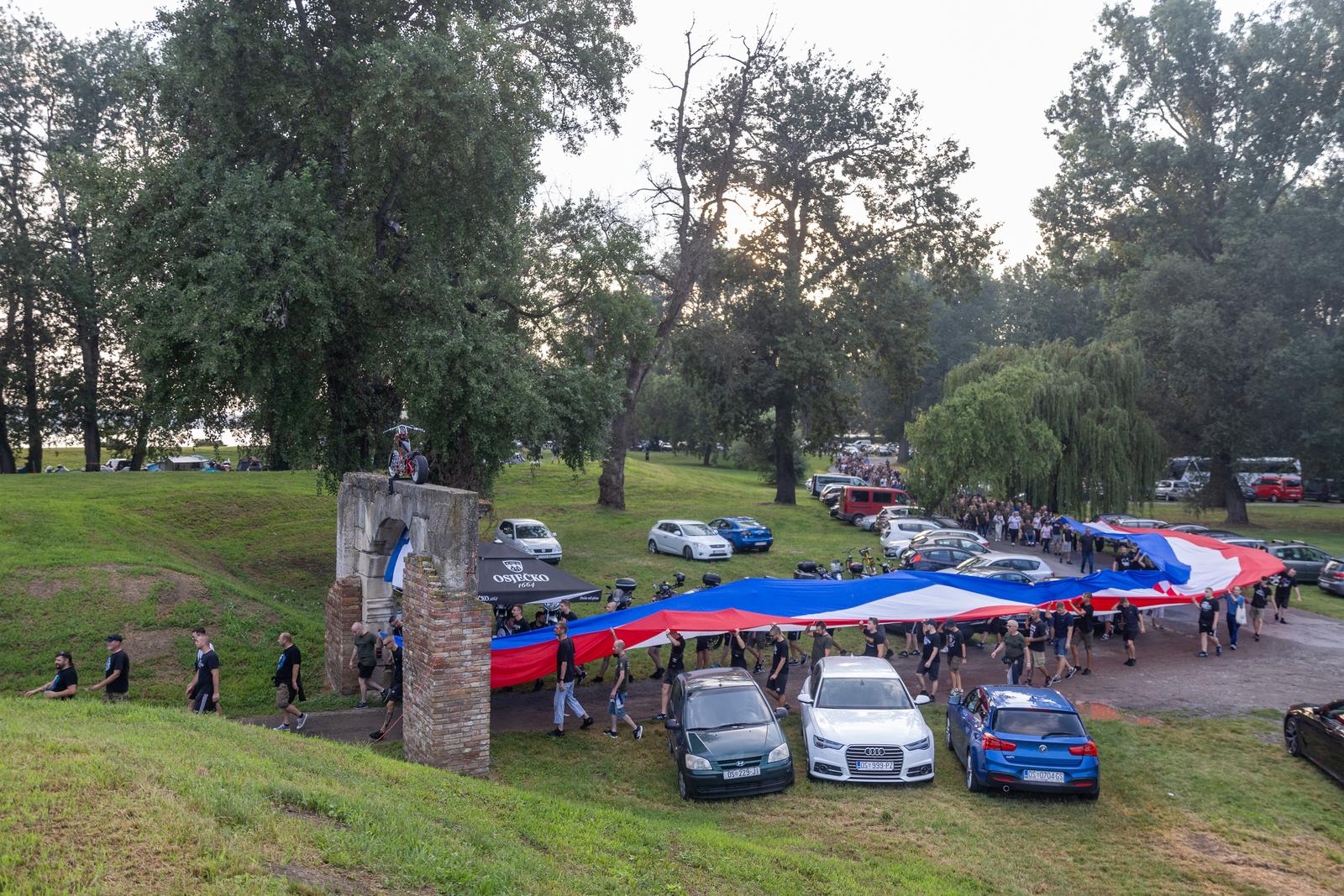 Svečanim mimohodom i bakljadom obilježen Dan osječkih banitelja Svečanim mimohodom i bakljadom obilježen Dan osječkih banitelja