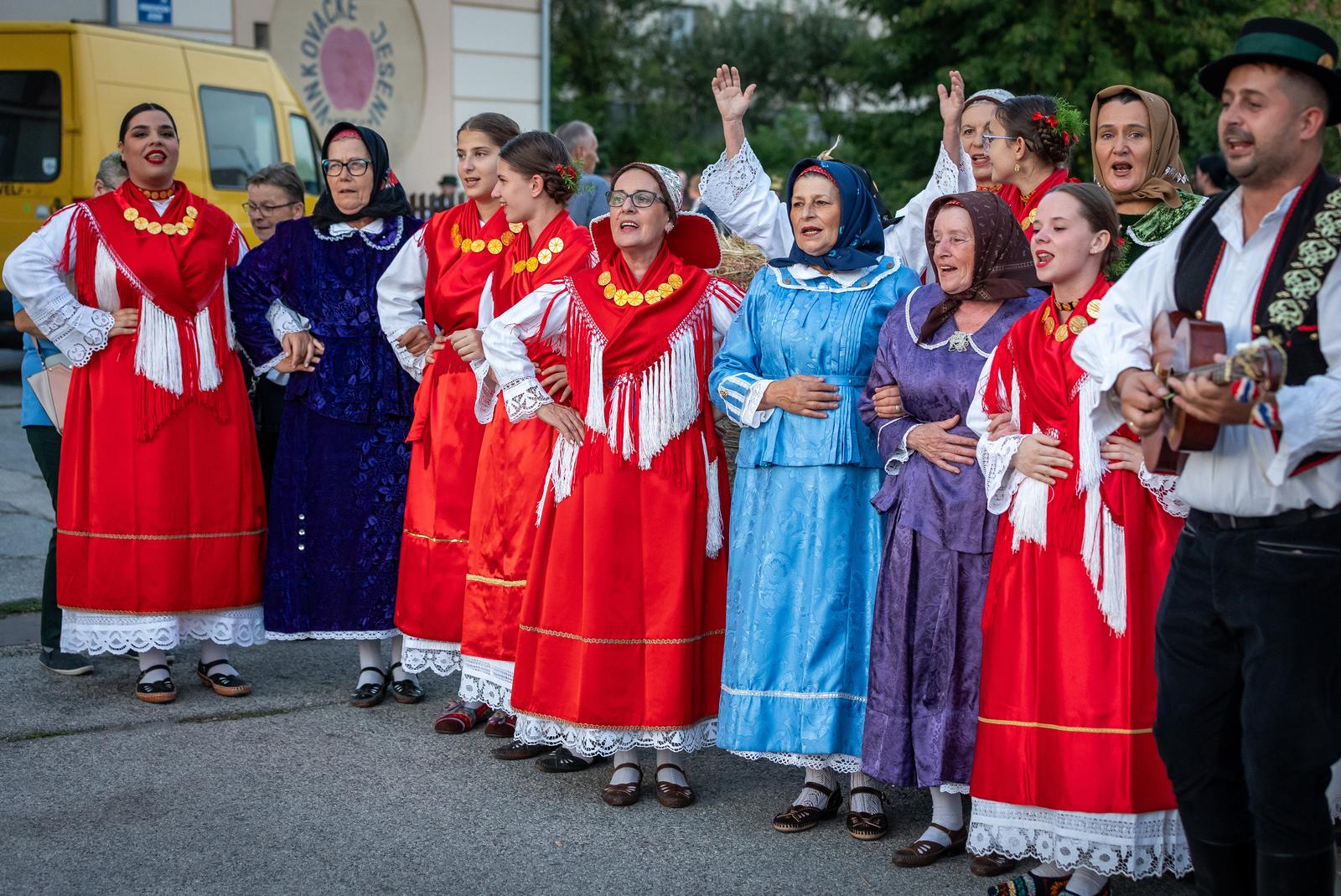 Folklornim večerima započele 58. Vinkovačke jeseni Folklornim večerima započele 58. Vinkovačke jeseni