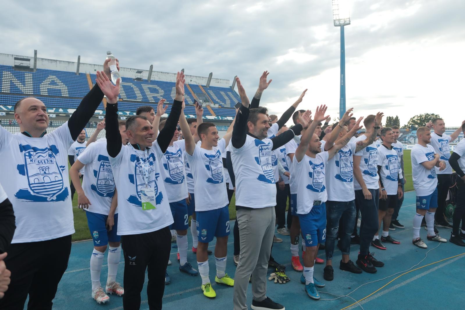 Slavlje Kohorte i igrača nakon utakmice Osijek-Istra