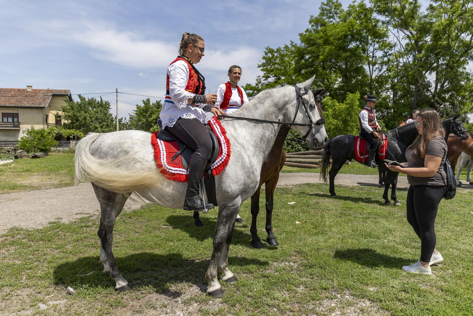 “Ulicama našeg sela” – svečana povorka zaprega i jahača u Jagodnjaku