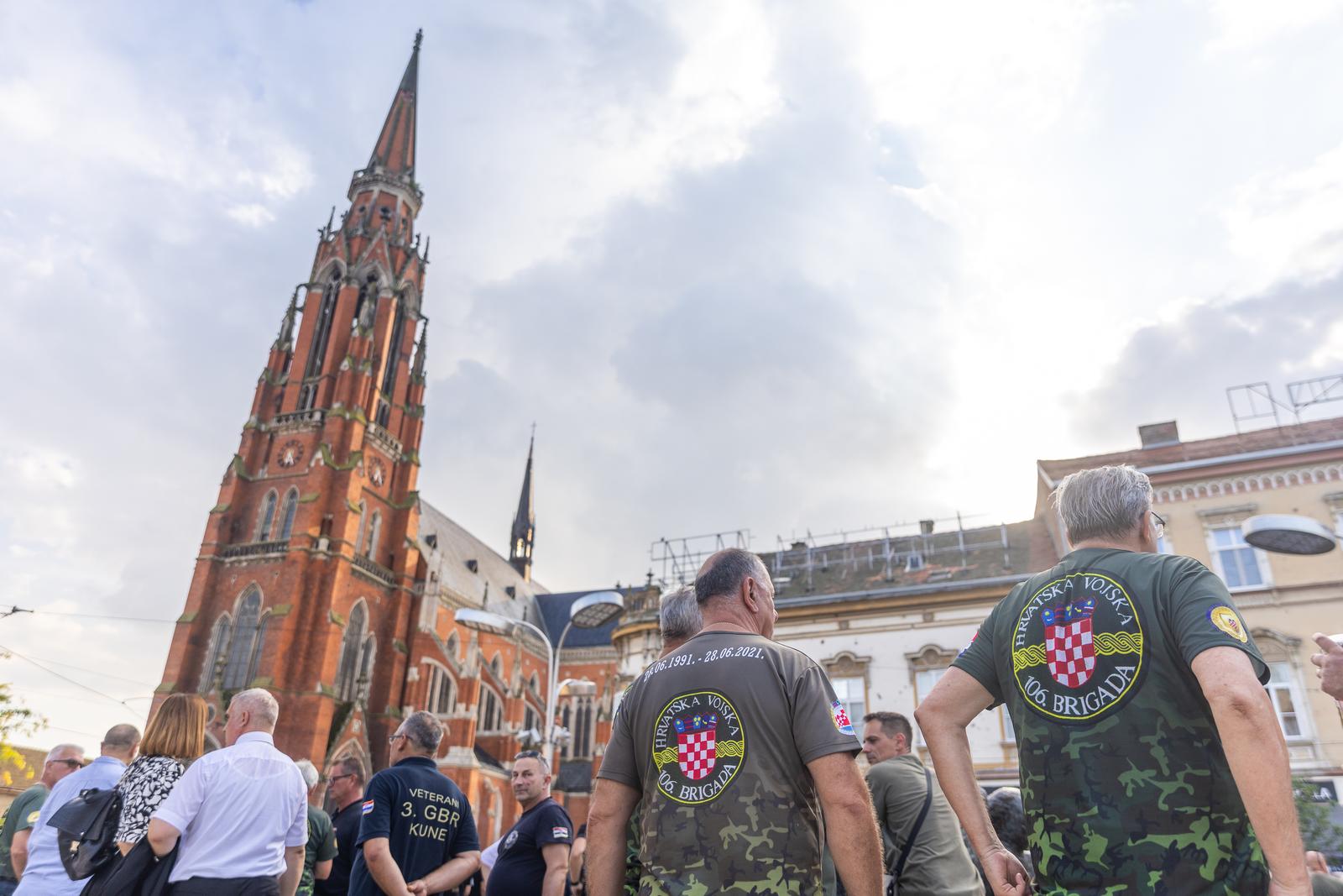 Svečanim mimohodom i bakljadom obilježen Dan osječkih banitelja Svečanim mimohodom i bakljadom obilježen Dan osječkih banitelja