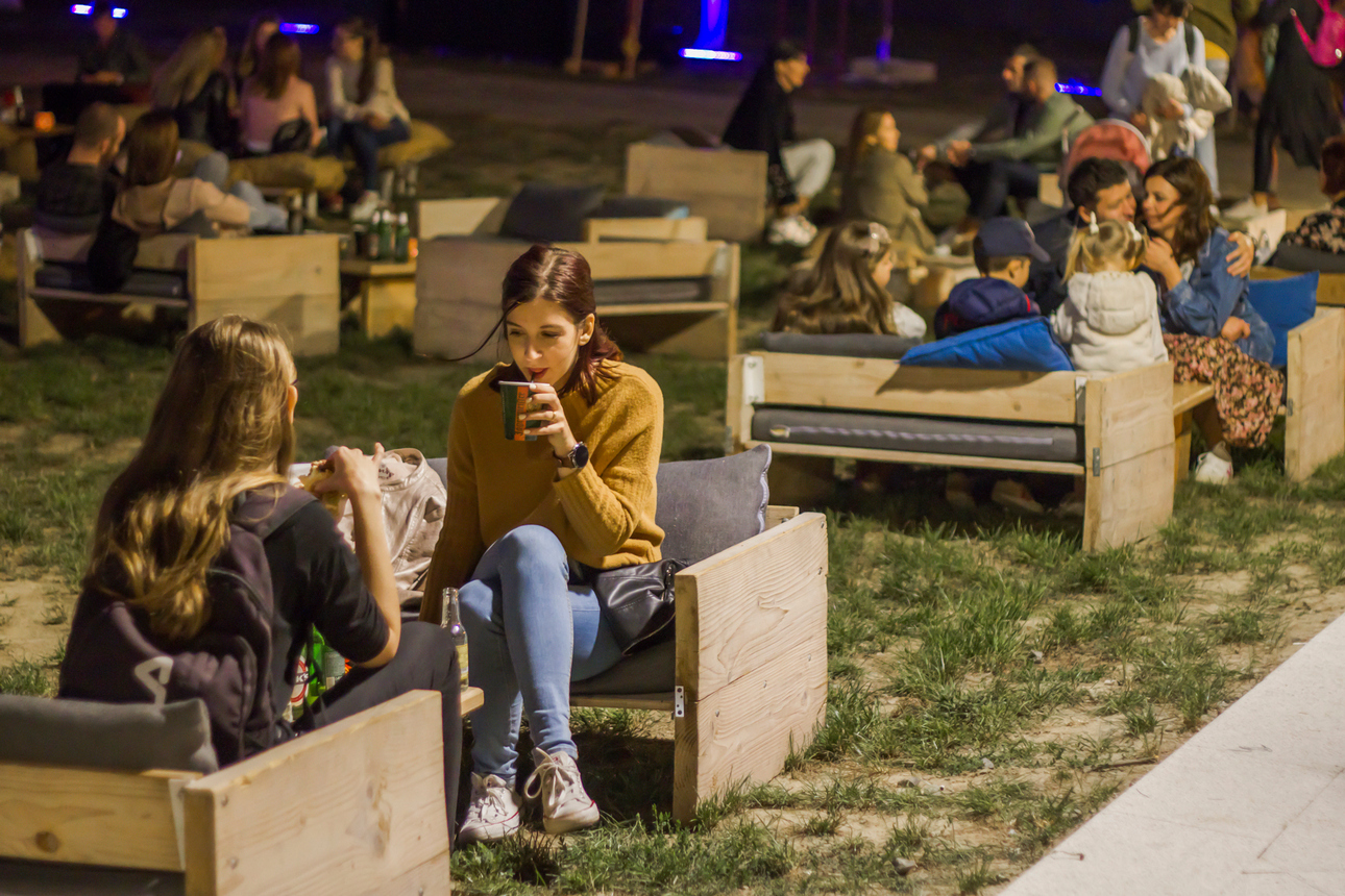 Osijek, 3.10.2020. – Jučer je u Osijeku počeo drugi HeadOnEast festival. Cijeal Tvrđa pretvorial se u šarenu festivalsku pozornicu s brojnim zanimljivim sadržajima. Kako je bilo prve večeri pogledajte u našoj velikoj fotogaleriji [HeadOnEast 2020.]