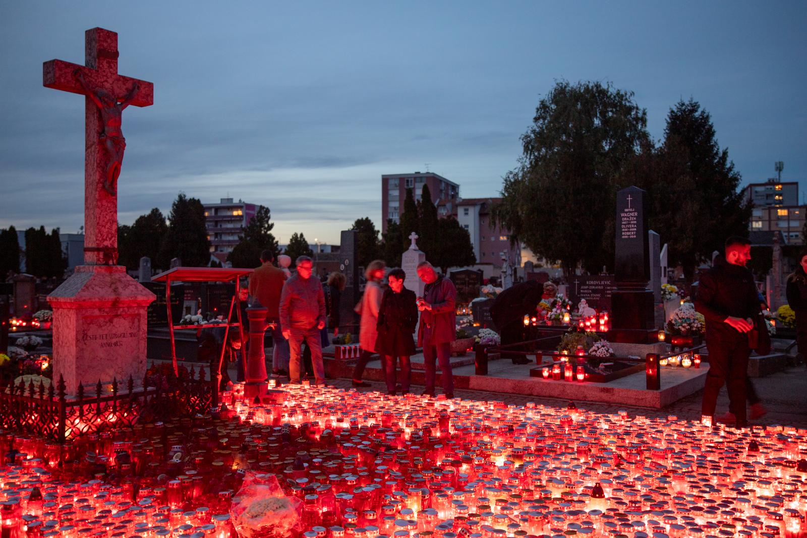 Paljenje svijeća na osječkom Groblju svete Ane