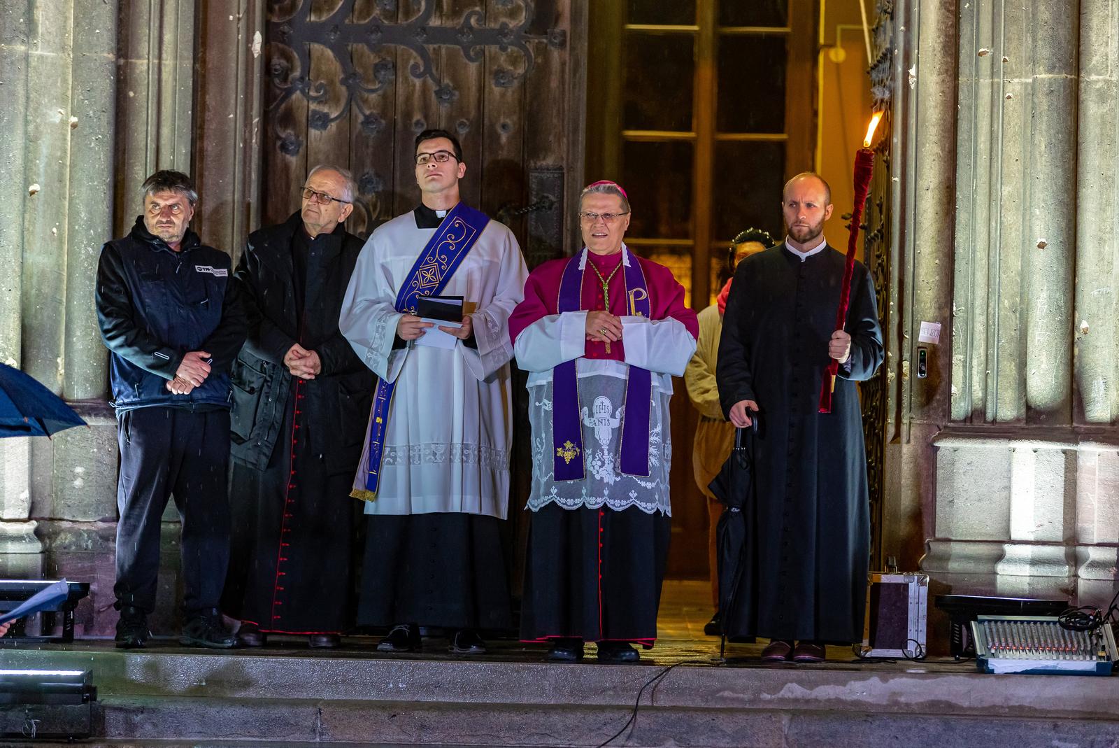 Nadbiskup Đuro Hranić zapalio prvu adventsku svijeću