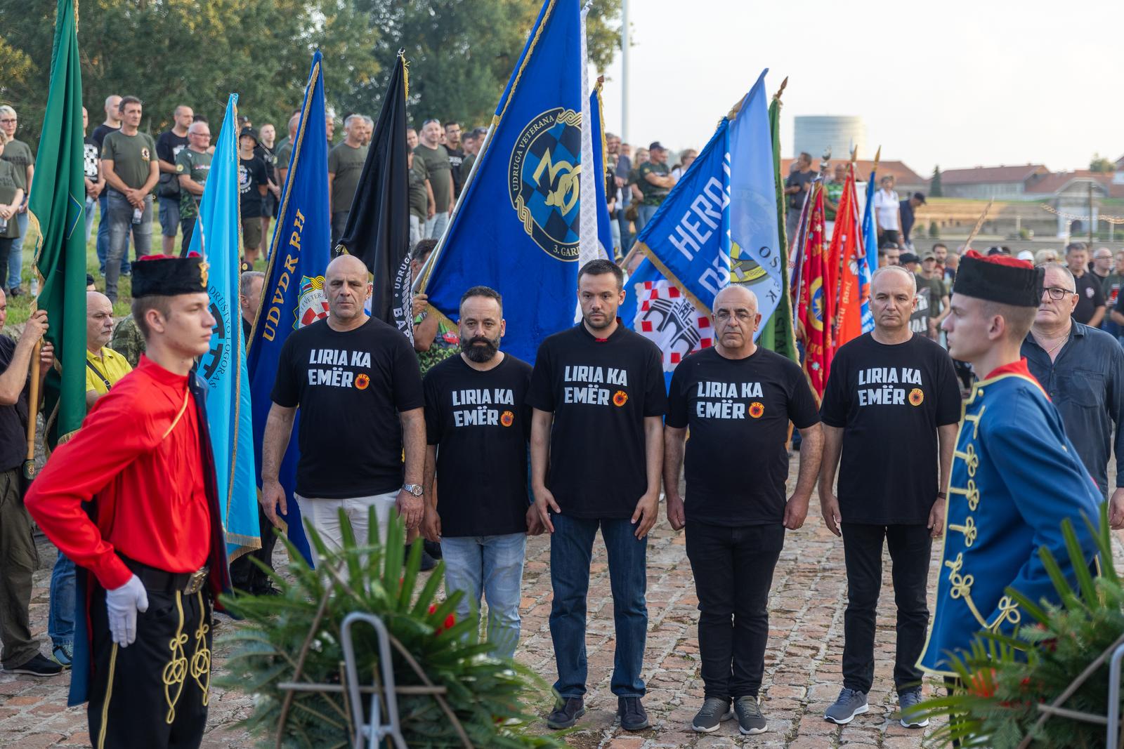 Svečanim mimohodom i bakljadom obilježen Dan osječkih banitelja Svečanim mimohodom i bakljadom obilježen Dan osječkih banitelja