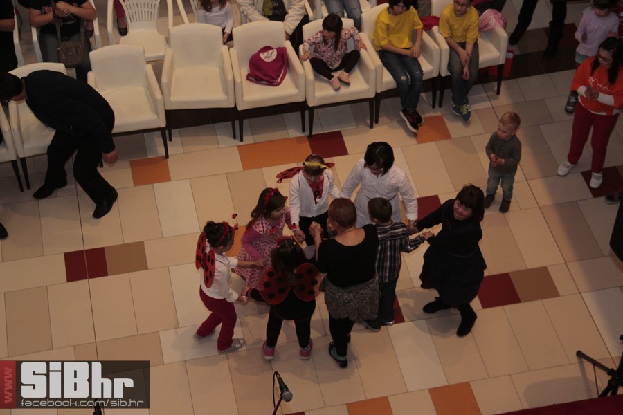 down_avenue_mall__2014_02