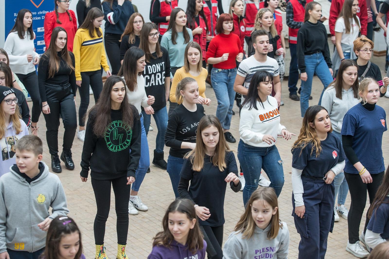 zaplesala sa školarcima u sklopu projekta “Živim život bez nasilja”