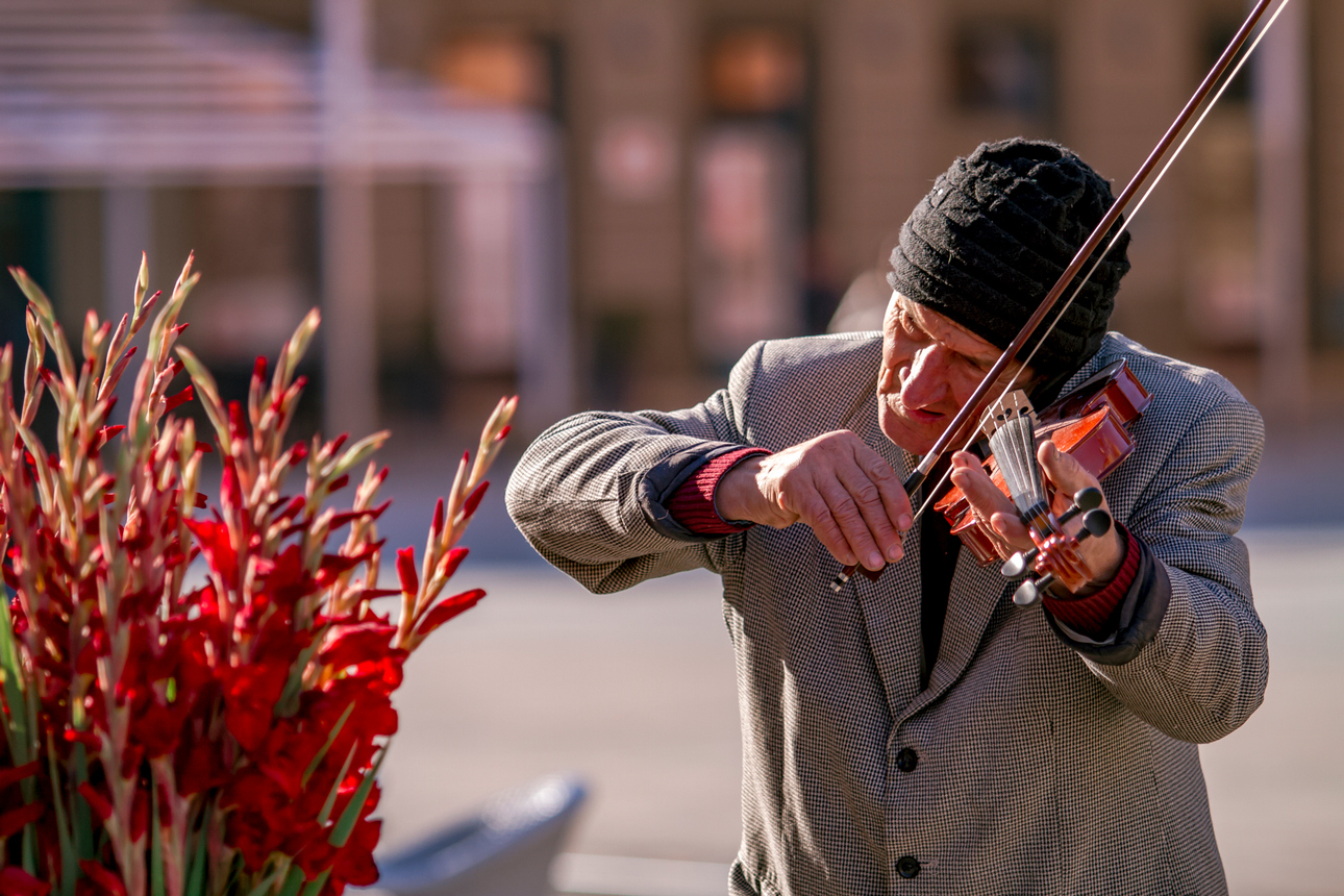 Šetnja prohladnim Osijekom violina violinist starac Šetnja prohladnim Osijekom violina violinist starac
