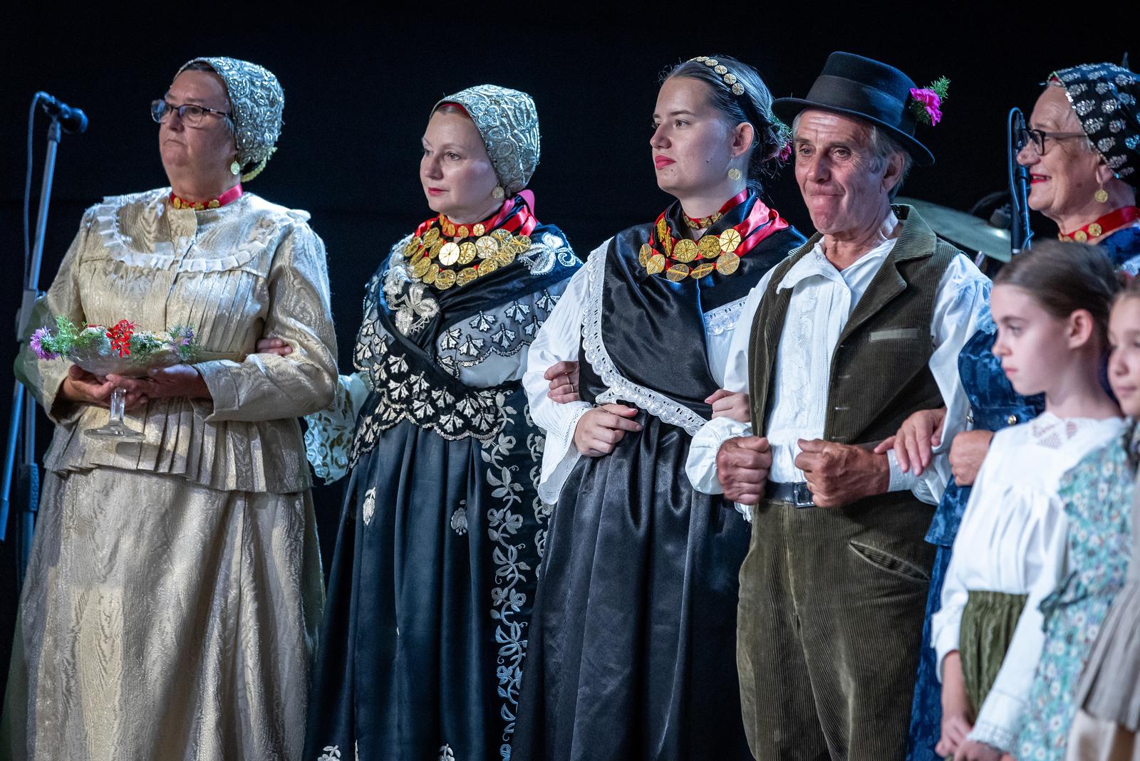 Folklornim večerima započele 58. Vinkovačke jeseni Folklornim večerima započele 58. Vinkovačke jeseni