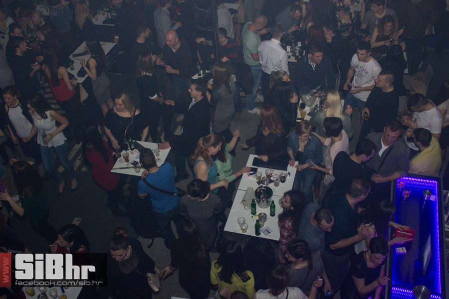 outside_striptiz_osijek_1
