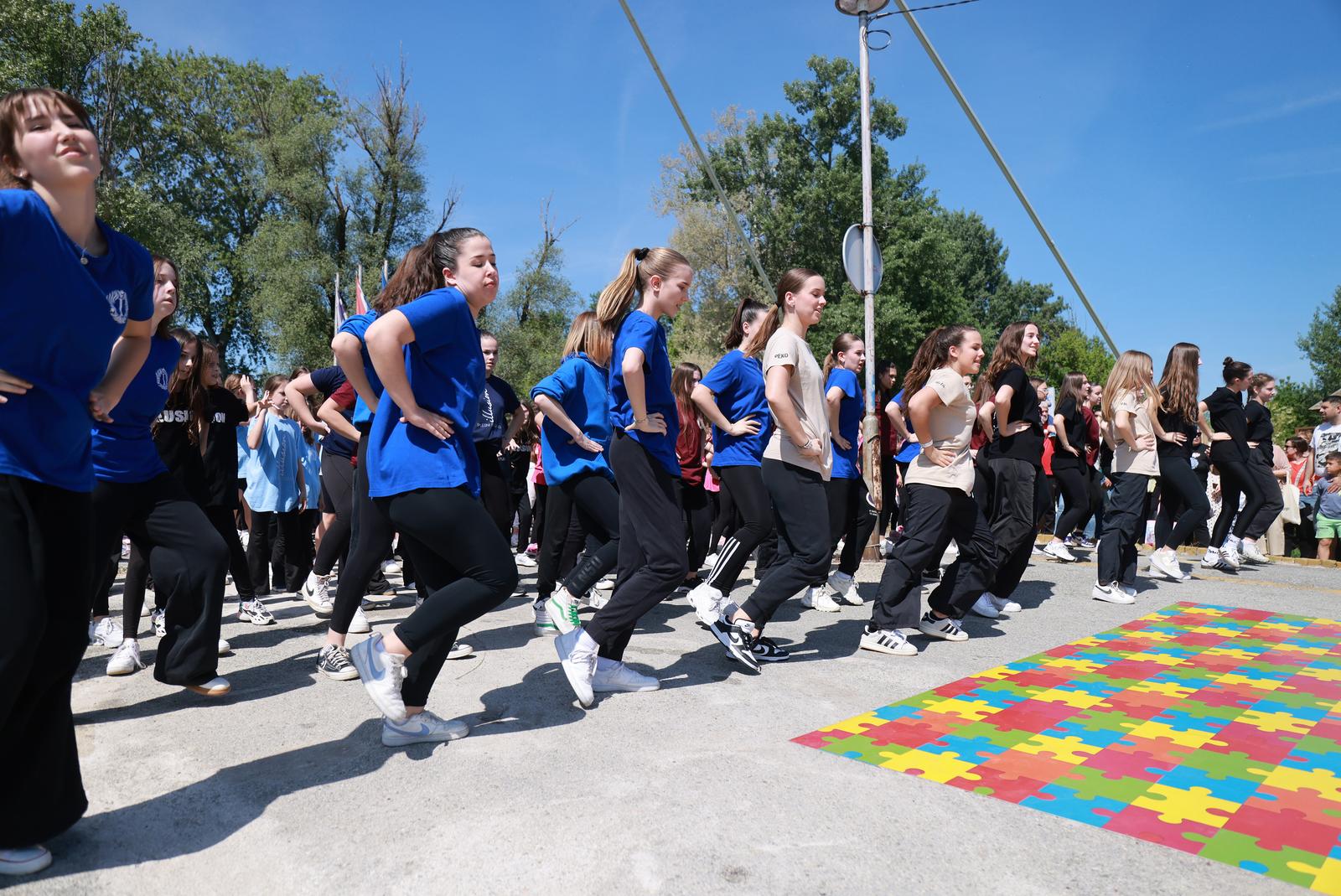 Osječani plešu u rim-tim-tagi-dim ritmu kod Pješačkog mosta