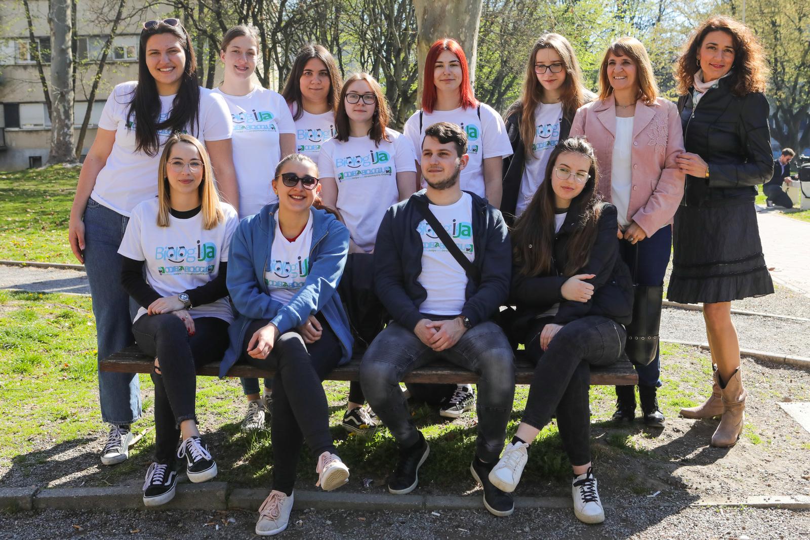“Pometi prvo ispred svog praga” – učenici i studenti u suradnji s Unikom preuredili igralište na Vijencu Ivana Meštrovića