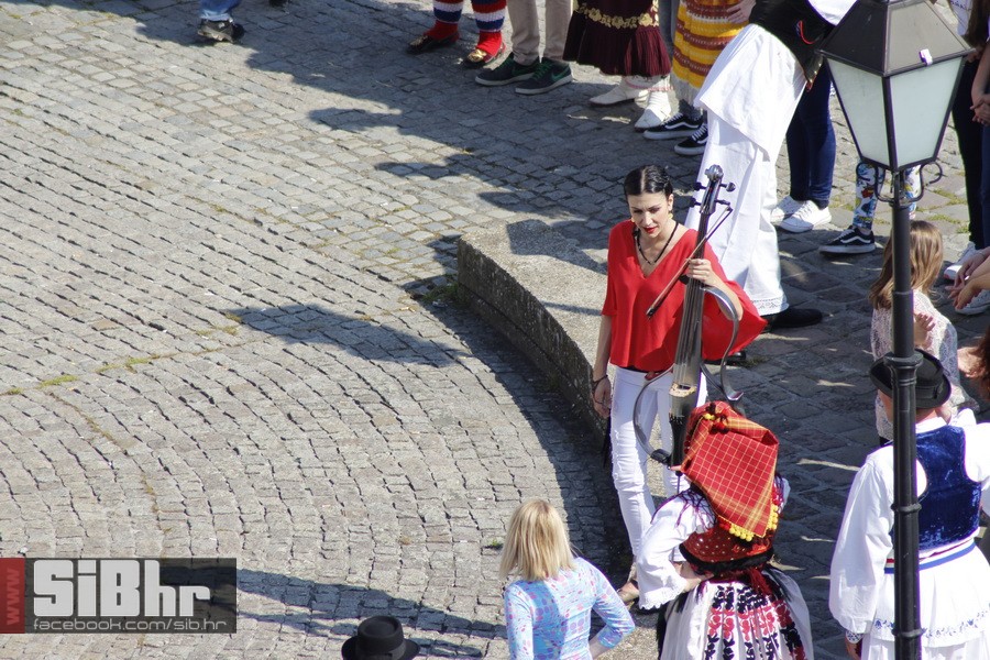 ana_rucner_Drmes_spot_SiBhr_4