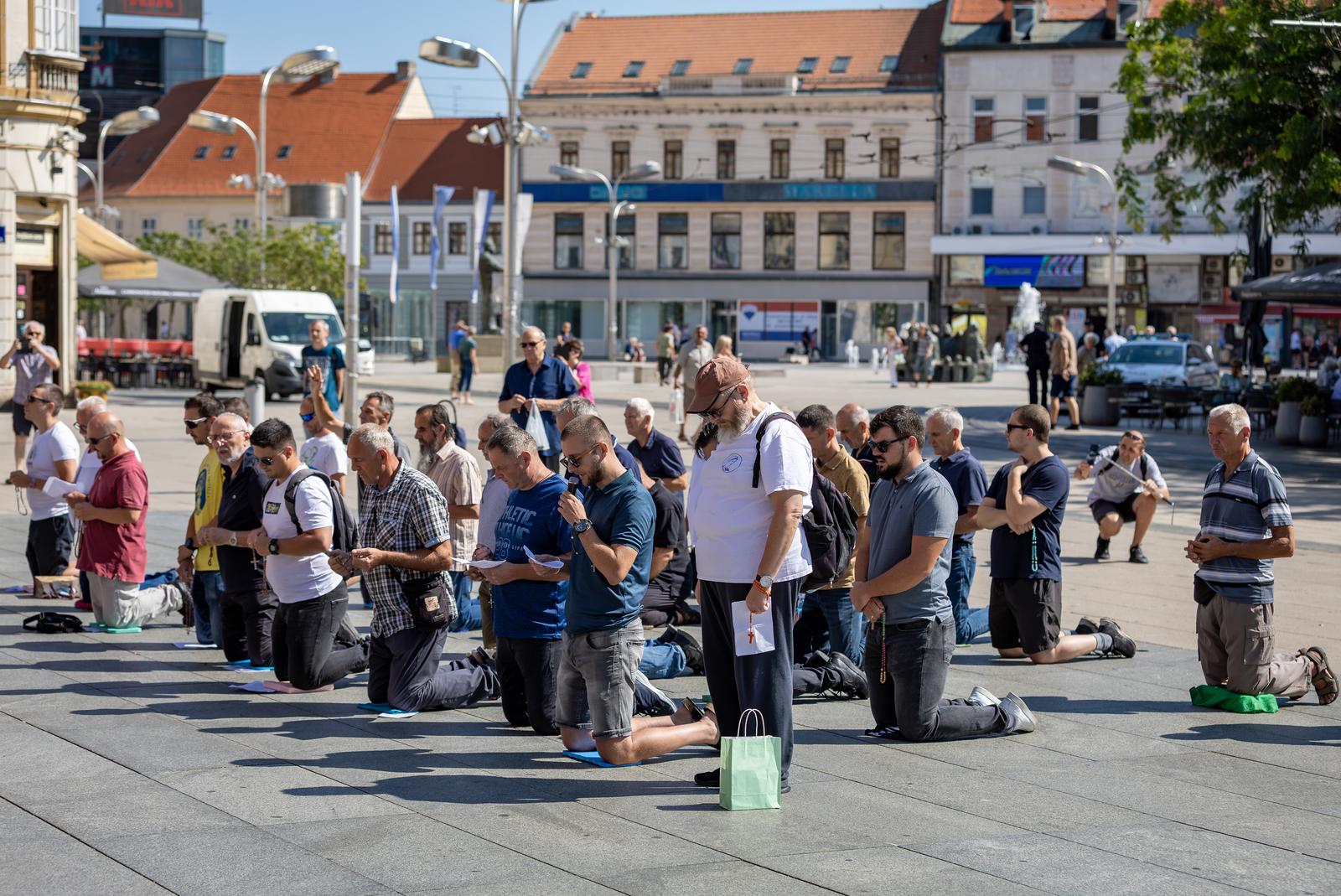 Molitelji pred konkatedralom, 3.8.2024.
