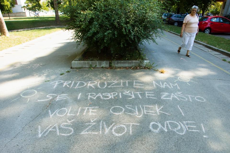 Osječanka pokrenula inicijativu za ispisivanje poruka po šetnici zašto vole Osijek