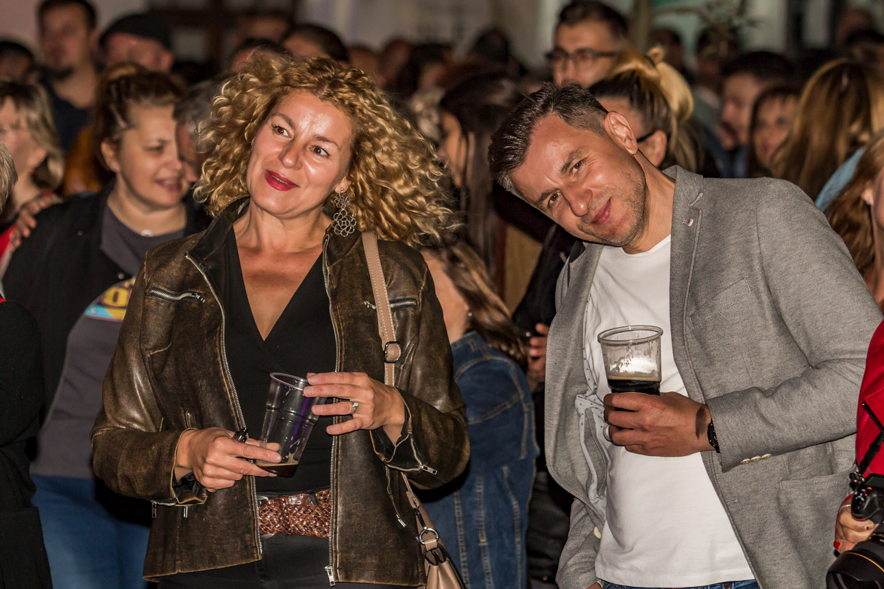 Osijek, 3.10.2020. – Jučer je u Osijeku počeo drugi HeadOnEast festival. Cijeal Tvrđa pretvorial se u šarenu festivalsku pozornicu s brojnim zanimljivim sadržajima. Kako je bilo prve večeri pogledajte u našoj velikoj fotogaleriji [HeadOnEast 2020.]