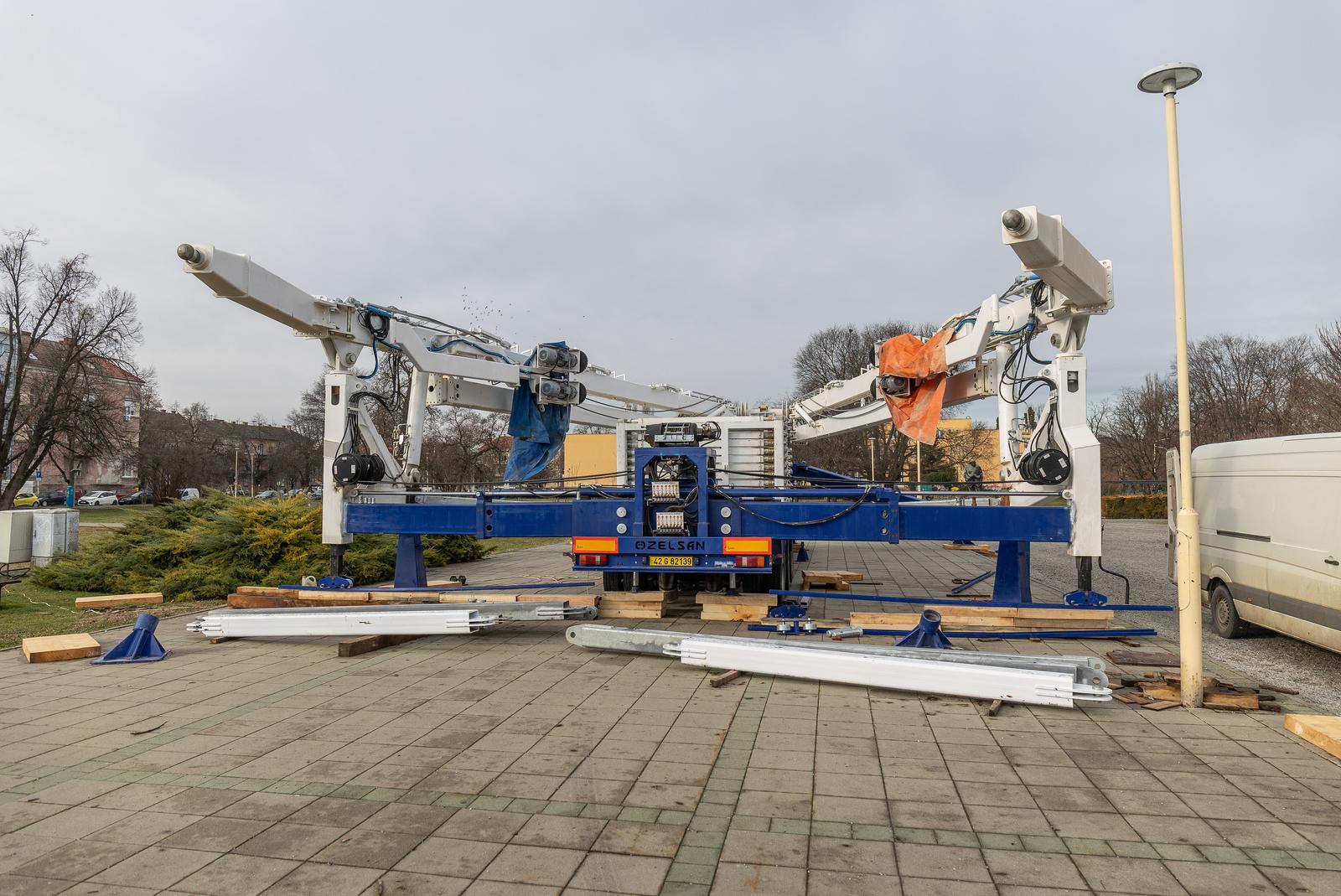 Postavljanje 35-metarskog kotača kod Školjke