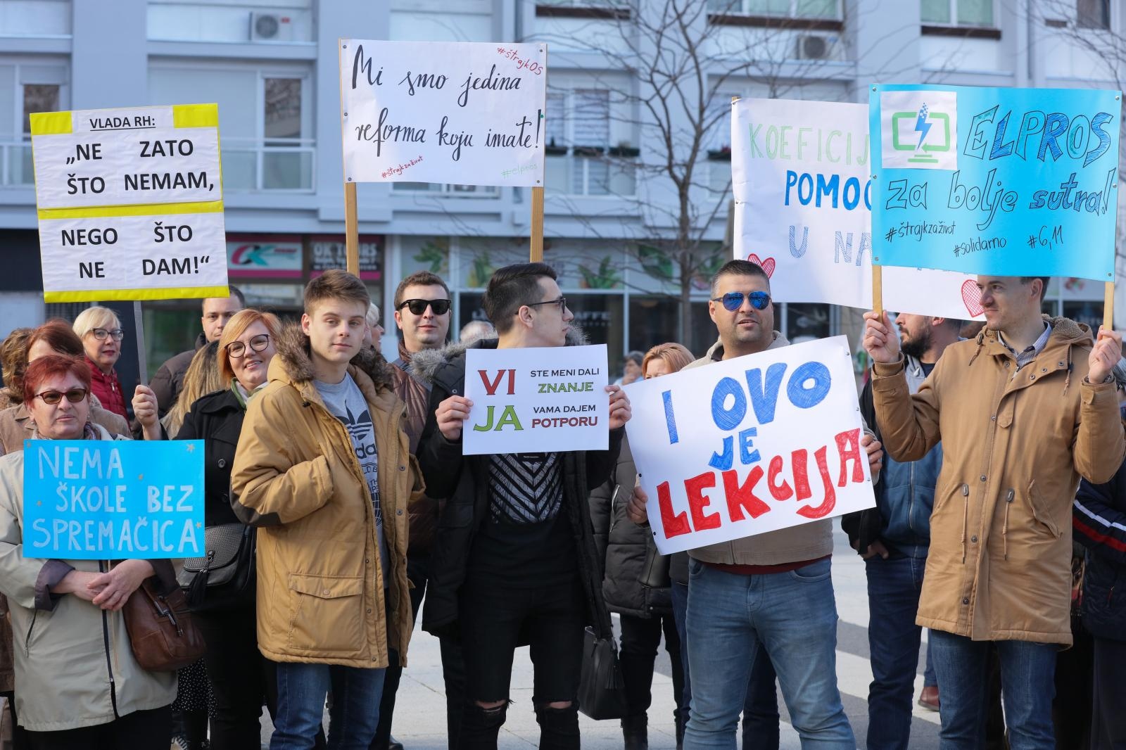 Osječani pružili podršku prosvjetarima