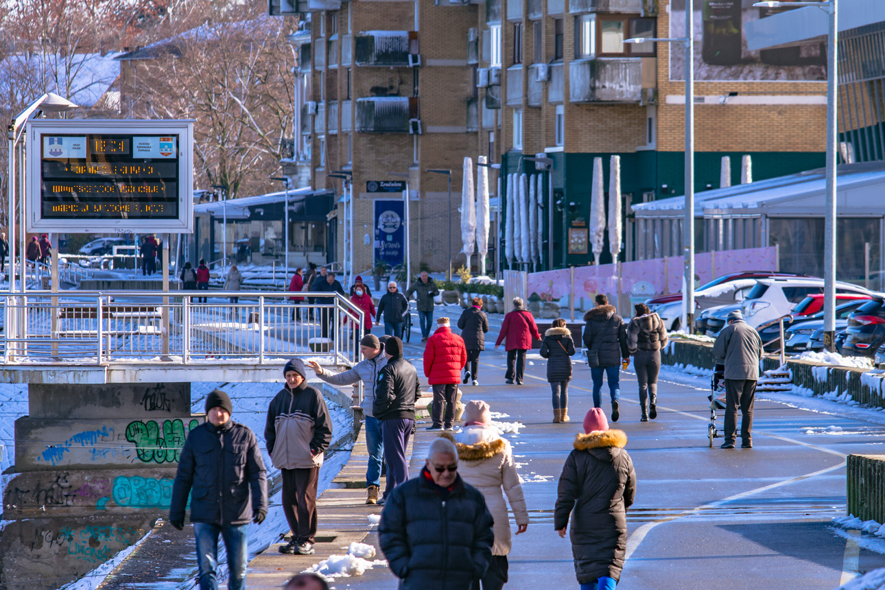 Zubato sunce i snijeg izmamili Osječane u šetnju