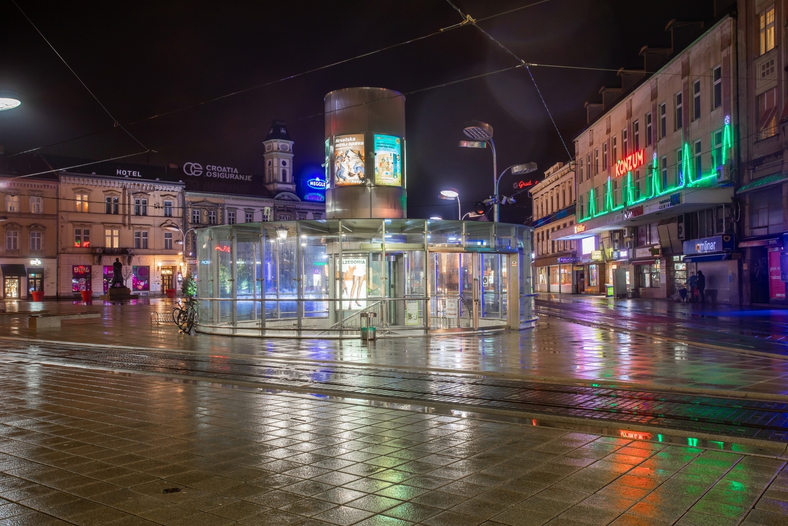 Puste gradske ulice u silvestarskoj noći