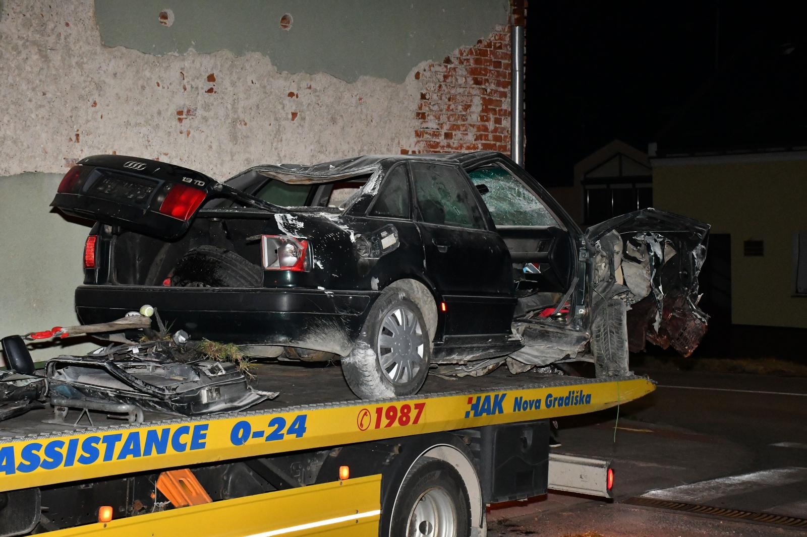 Nova Gradiška: Autom se zabio u obiteljsku kuću i poginuo
