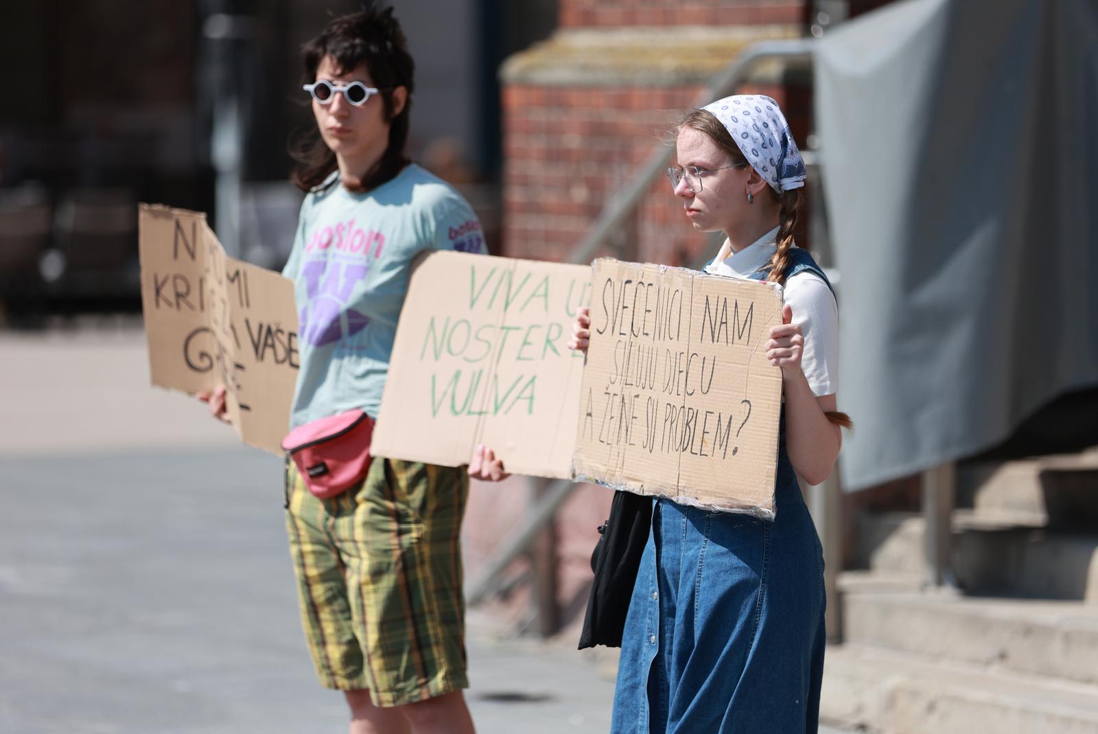 Molitelji ispred konkatedrale, 3.6.2023.