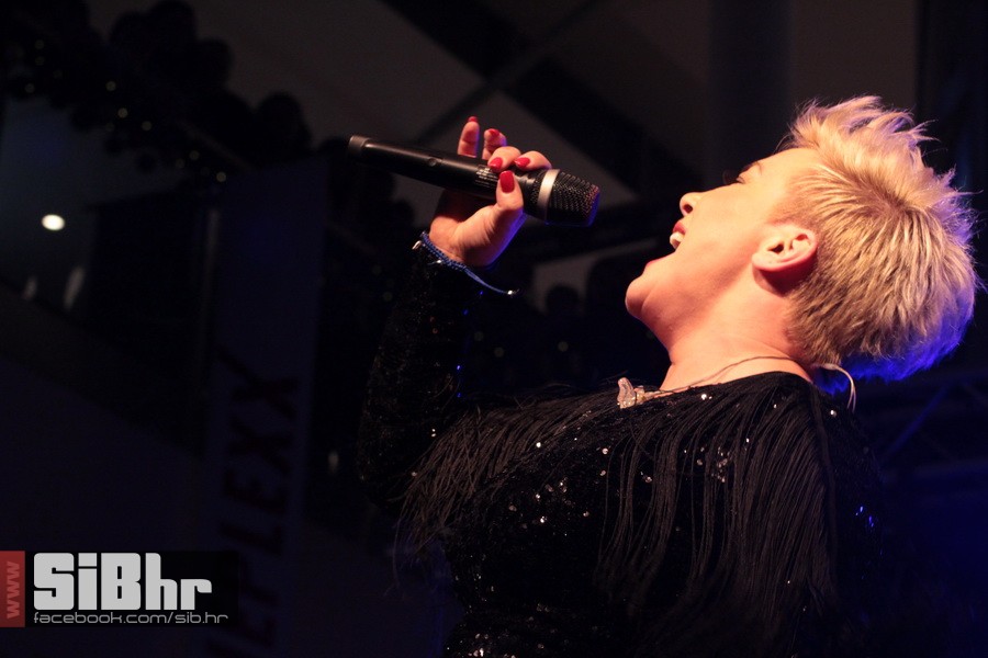 lana_i_colonia_Avenue_mall_55