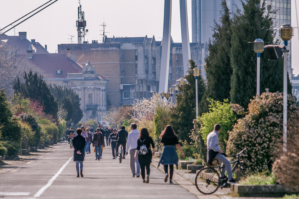 Promenada puna šetača: Zbog lijepog vremena Osječani zaboravili na koronavirus?