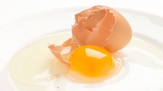 razbijeno jaje ljuska